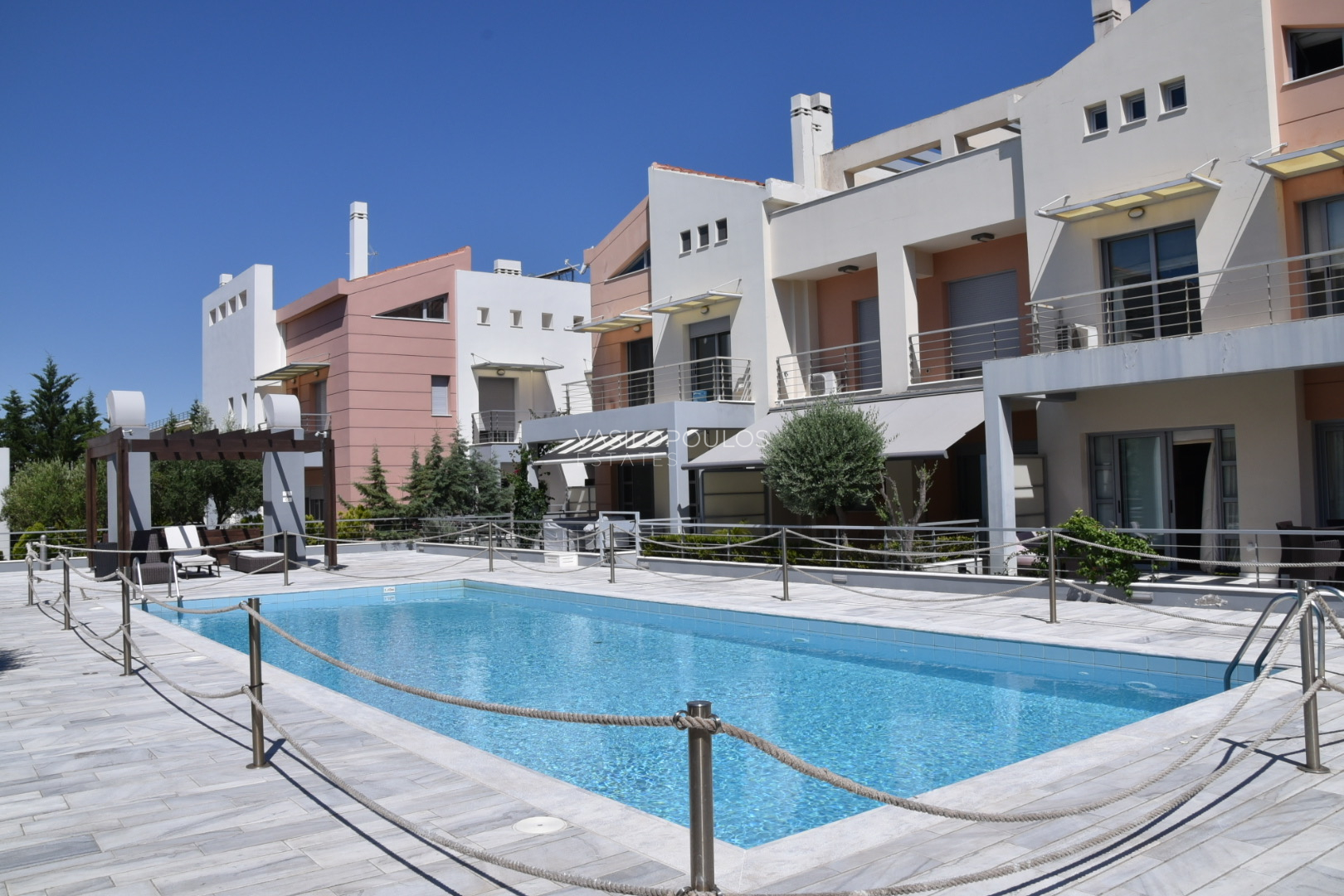 Κηφισιά Κεφαλάρι – πλησίον πλατείας μεζονέτα 380τ.μ. σε συγκρότημα με πισίνα. thumbnail